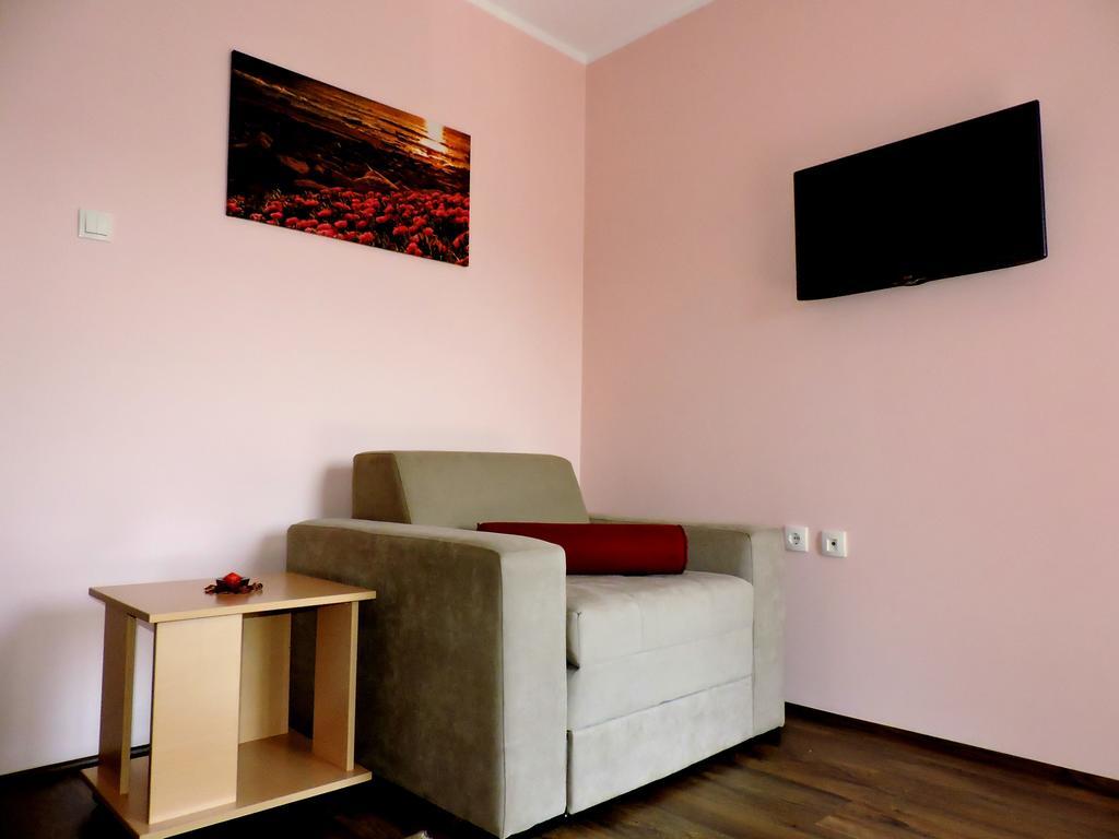 B&B Zmajevo Gnezdo 021 Sremska Kamenica Exterior foto