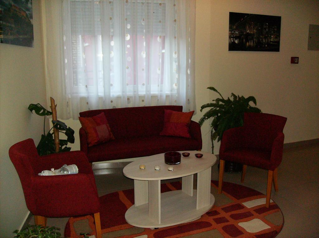 B&B Zmajevo Gnezdo 021 Sremska Kamenica Exterior foto