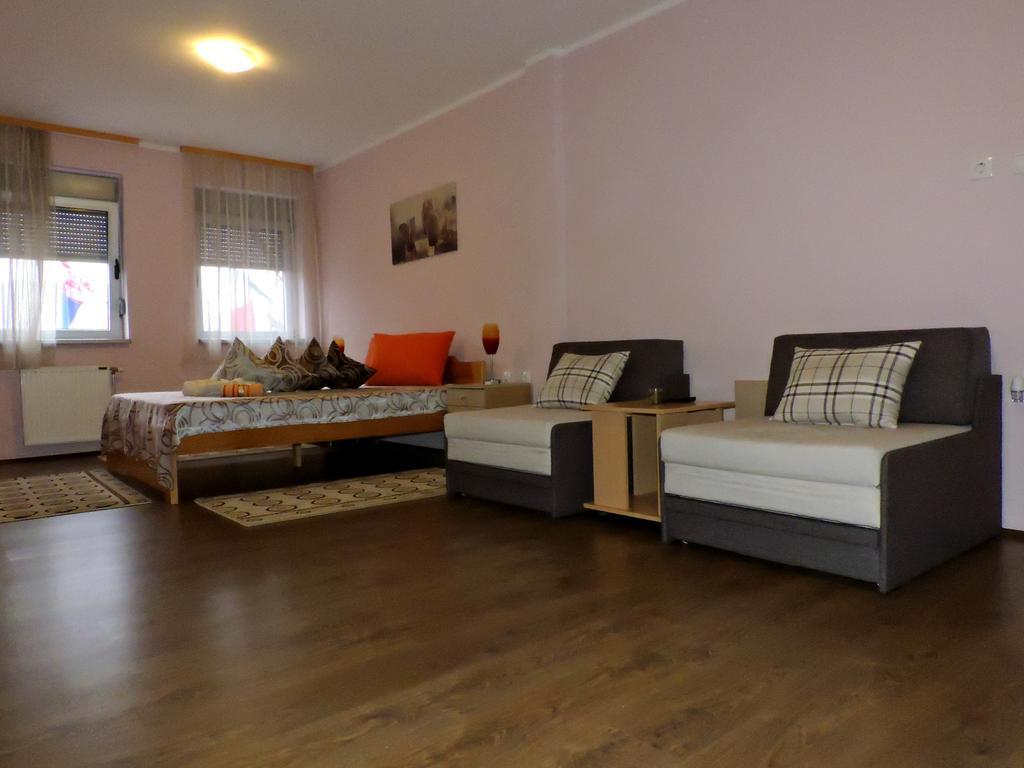 B&B Zmajevo Gnezdo 021 Sremska Kamenica Exterior foto